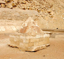 pryamidion of the Red Pyramid from www.egyptarchive.co.uk